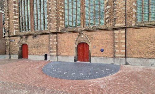 Stoepplaten met inscriptie Kloosterkerk Den Haag